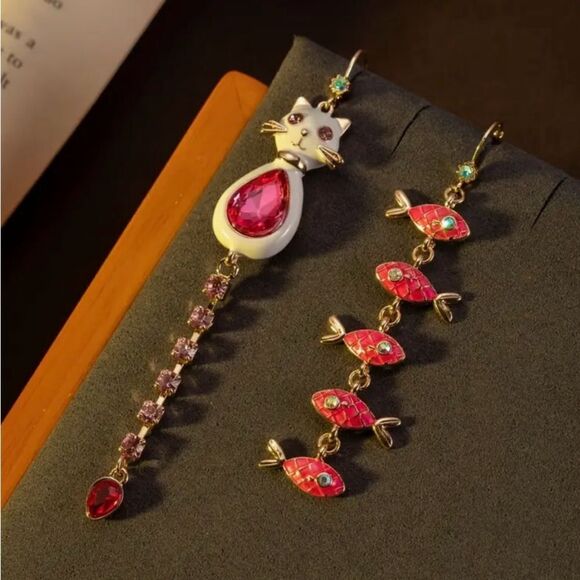 Betsey Johnson rare mismatched kitty cat & fishies stunning dangle earrings ♥️ - Picture 5 of 7